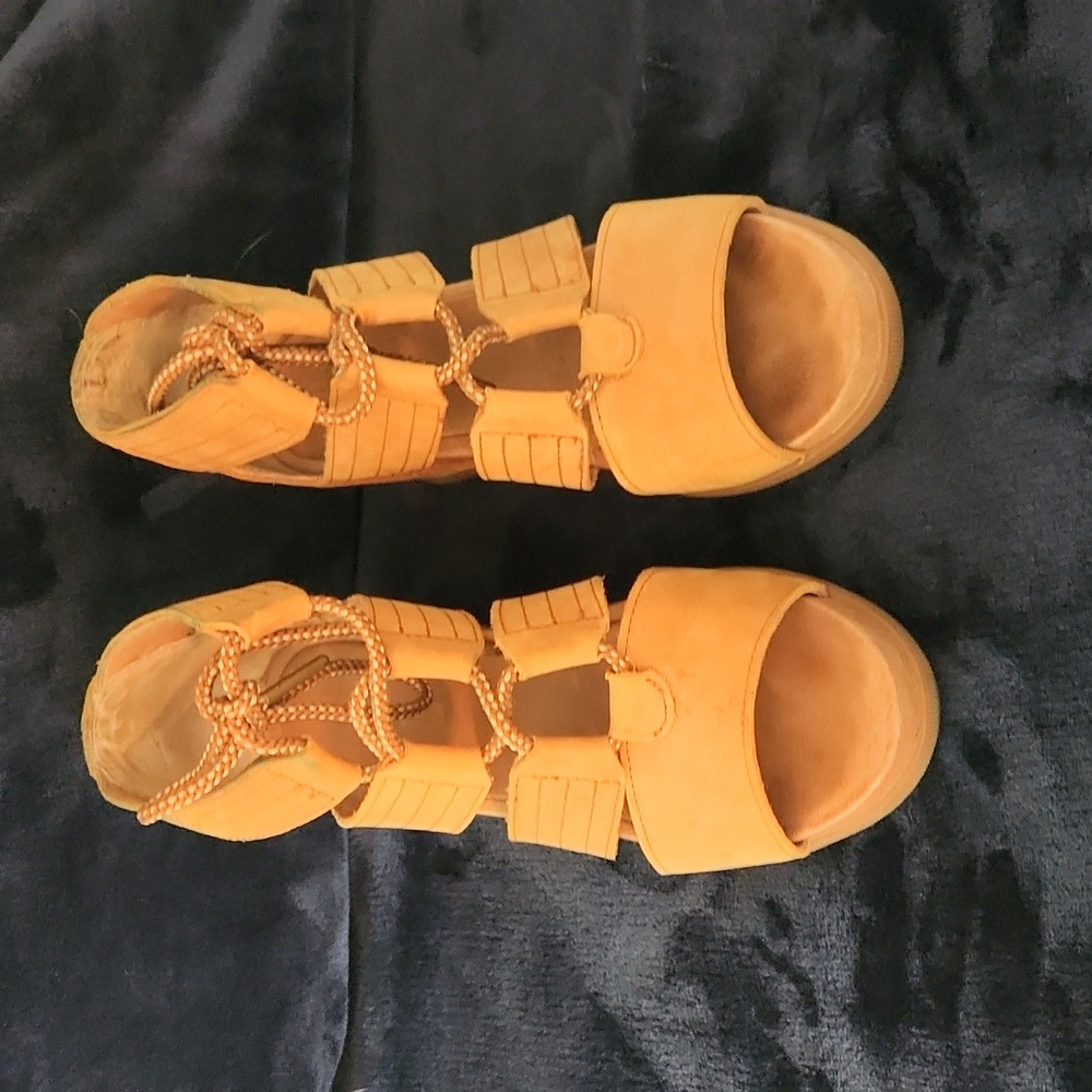 Sorel lace up wedge sandal in tan. Size 8